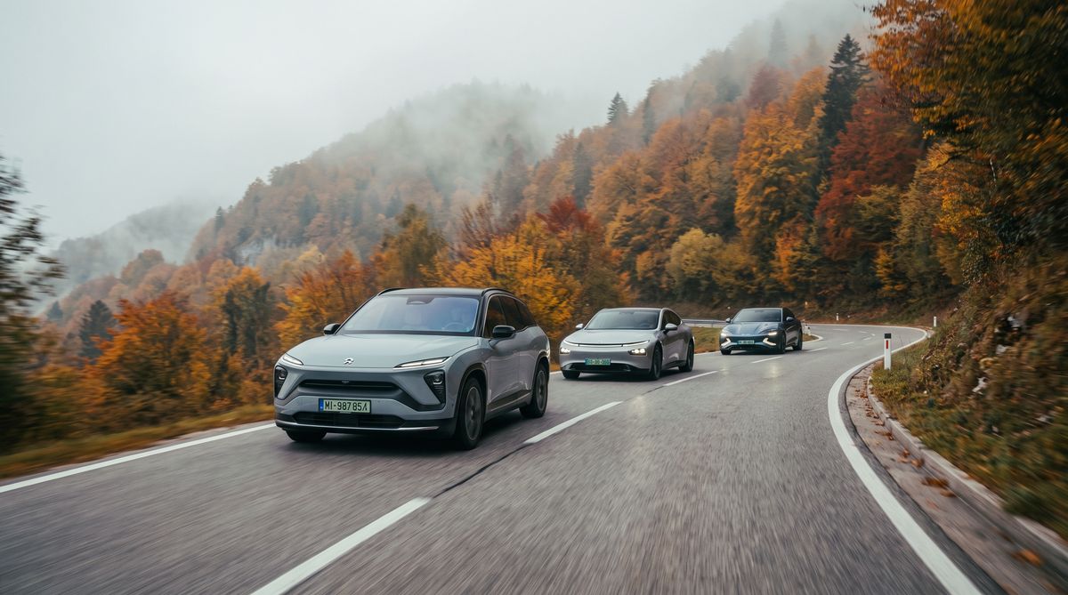 Tri kitajska električna vozila na alpski cesti v Sloveniji — simbol aktualne ponudbe